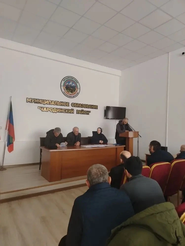 Сегодня 17 марта 2026г в актовом зале администрации МО «Чародинкий район» состоялось заседание межведомственной комиссии по рассмотрению вопросов оказания государственной социальной помощи на основании социального контракта.  До рассмотрения проектов все граждане, претендующие на контракты были устно предупреждены об ответственности за нецелевое использование денежных средств выделенных на контракты.  ✅ На комиссии рассмотрели заявления 9 жителей района. Среди них:  🔸 1 участник СВО  🔸8 - многодетные малоимущие семьи.               Кто в приоритете в 2026 году?  В текущем году преимущественным правом получения в виде социального контракта пользуются:   🧑‍🧑‍🧒‍🧒 Многодетные семьи   🎖️ Демобилизованные участники СВО   🪖 Члены семей  участников СВО    Важное напоминание:   Члены комиссии обратили внимание получателей на необходимость строго целевого использования выделенных средств и обязательное ежемесячное предоставление отчетности по выполнению условий социального контракта.