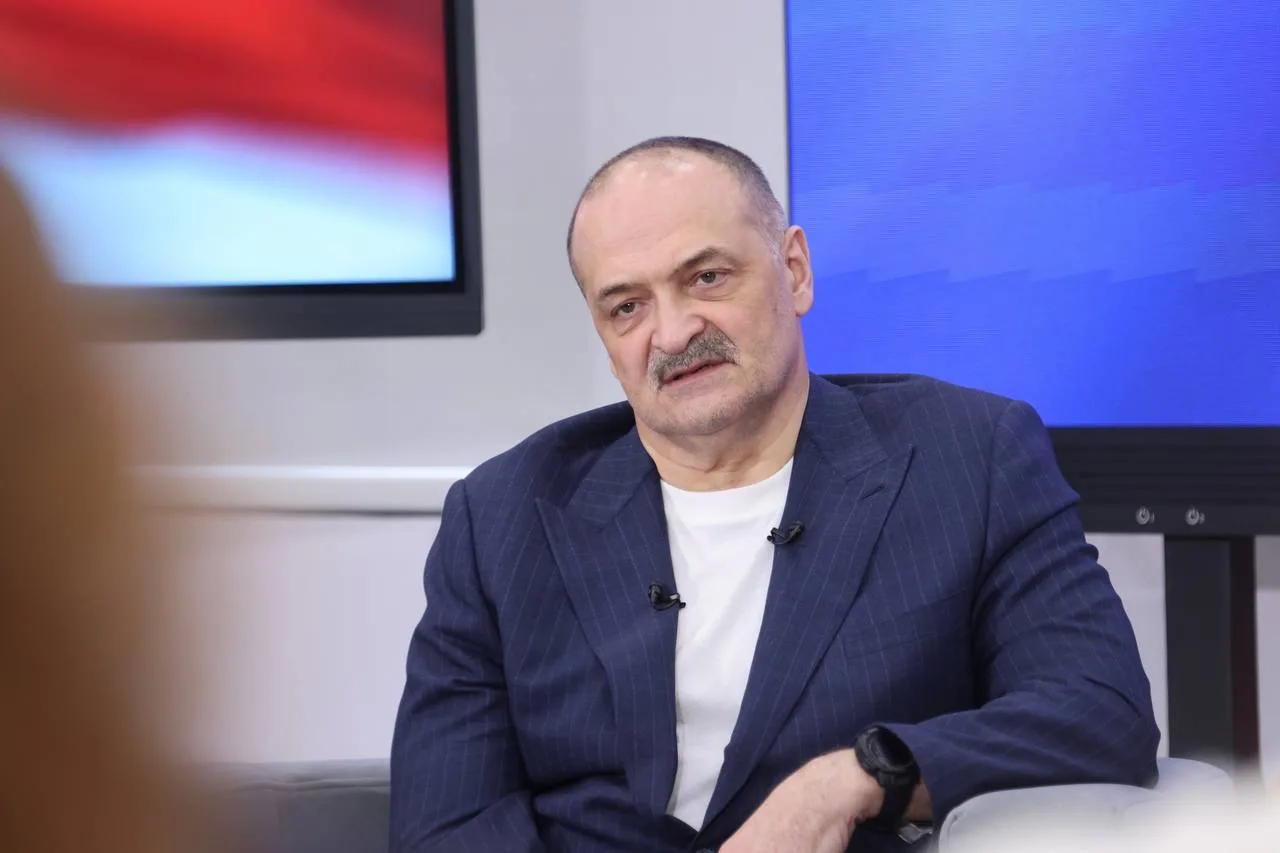Сергей Меликов на встрече с представителями СМИ, общественности и блогерами напомнил о положенных пострадавшим людям первых выплатах.   🔺 Единовременная материальная помощь — 15 675 ₽ на человека.   🔺 За утрату имущества первой необходимости:   Частичная утрата — 78 735 ₽; Полная утрата — 156 750 ₽.  🔺 При вреде здоровью:  Тяжкий или средней тяжести — 627 000 ₽; Легкий вред — 313 500 ₽.   🔺 При гибели человека:  1 567 500 ₽ членам семьи.  Сроки подачи заявления:   ▪️ Материальная помощь — 1 месяц со дня введения режима ЧС.   ▪️За утрату имущества — 6 месяцев.   ▪️За вред здоровью или в связи с гибелью — 12 месяцев.    Куда и как подать?  🔺 Лично в территориальное управление соцзащиты.  🔺 Через МФЦ.  🔺 Онлайн на портале «Госуслуги».  Срок рассмотрения — 11 рабочих дней.    Оценку ущерба проводят специально созданные комиссии. На основе этих данных формируются списки пострадавших и осуществляется выплата.
