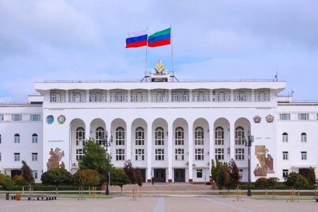 ❗ВНИМАНИЕ! ПОРЯДОК ВЫПЛАТ ГРАЖДАНАМ, ПОСТРАДАВШИМ ОТ ЧС  Минтруд Дагестана разъясняет, как получить финансовую помощь, если вы пострадали в результате чрезвычайной ситуации. Выплаты производятся из резервного фонда Правительства Республики Дагестан по предупреждению ЧС. Главное — не пропустить сроки подачи заявления!  Кто имеет право? Граждане РФ, иностранцы и лица без гражданства, которые пострадали во время ЧС федерального, регионального или межрегионального уровня. Также обратиться могут законные представители.  Какие выплаты положены и в каком размере?  🔹 Единовременная материальная помощь — 15 675 ₽ на человека. Это выплата, которая положена каждому пострадавшему.  🔹 Финансовая помощь за утрату имущества первой необходимости:  · Если имущество утрачено частично — 78 735 ₽ на человека. · Если имущество утрачено полностью — 156 750 ₽ на человека.  🔹 При причинении вреда здоровью:  · При тяжком или средней тяжести вреде — 627 000 ₽. · При легком вреде — 313 500 ₽.  🔹 При гибели (смерти) человека:  · Членам семьи погибшего выплачивается 1 567 500 ₽. Сумма делится в равных долях между всеми членами семьи.  Куда обращаться и в какие сроки?  📌 Материальная помощь (15 675 руб.) — подайте заявление в течение 1 месяца со дня введения режима ЧС.  📌 За утрату имущества — у вас есть 6 месяцев со дня введения режима ЧС.  📌 За вред здоровью или в связи с гибелью родственника — срок подачи заявления составляет 12 месяцев со дня введения режима ЧС.  Как подать заявление? Выберите удобный способ:  1. Лично в территориальное управление соцзащиты по месту жительства (пребывания). 2. Через МФЦ (многофункциональный центр). 3. Онлайн через портал «Госуслуги».  Срок рассмотрения заявления — 11 рабочих дней.  ❗Важно! Специалисты администраций городов и районов совместно с отделами по делам ГО и ЧС уже проводят оценку ущерба. На основе этих данных будут формироваться списки пострадавших семей.  Подробнее на сайте Минтруда РД
