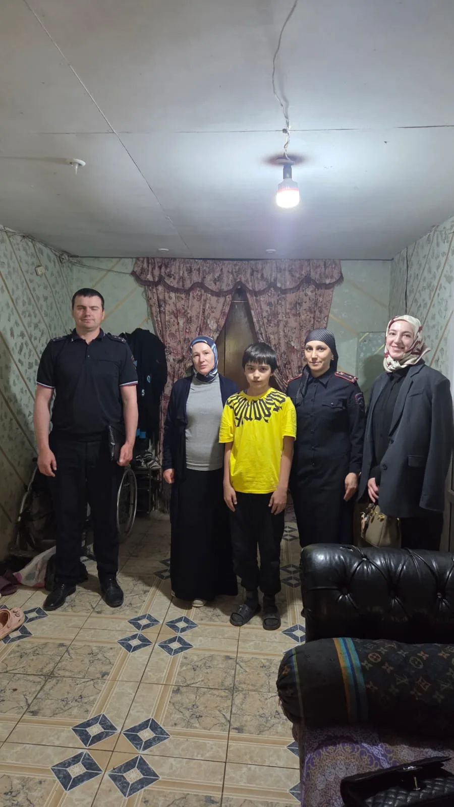 💬 ГКУ РД УСЗН В МО « Чародинский район» Отдел опеки и попечительства, совместно с участковым ПДН Анжелой Апандиевой, специалистом администрации КДН с Джаватхановым Магомедом, и специалистом КЦСОН по делам семьи и детей,  провели акт жилищного обследования подопечных несовершеннолетних детей.   ✅ Специалисты проверили наличие условий для жизни несовершеннолетнего ребенка, отдельного спального места, стола для учебы и зону для игр, обеспечен ли сезонной одеждой и средства личной гигиены. Также  оценивается общее санитарно-гигиеническое состояние дома где проживает ребенок. Специалисты осмотрели ребенка, нет ли признаков травм или болезни, оценивается эмоционального состояния ребенка.  В результате проверки нарушений не выявлено, дети содержатся в благополучных условиях🆗