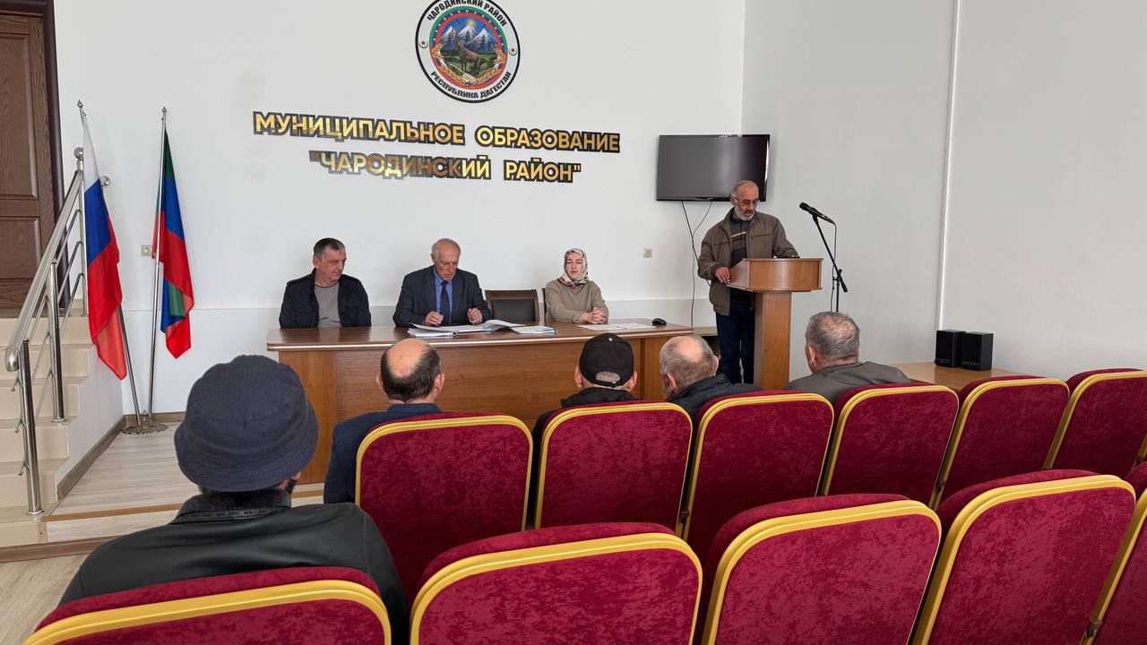     27 февраля 2025 года, в актовом зале администрации МО «Чародинский район» состоялось заседание межведомственной комиссии по рассмотрению вопросов оказания государственной социальной помощи на основании социального контракта, Чародинском районе.      Перед началом рассмотрения проектов, в целях выявления фактов  коррупционно составляющие (вымогательства денежных средств, просьба отката), со стороны и.о. директора и специалиста занимающиеся социальными контрактами ГКУ РД УСЗН в МО «Чародинский район»  заявителям был задан вопрос имело ли место вымогательства, на что последние ответили, ни один работник данного Управления с такими предложением к ним не обращался и они никому деньги не давали.         После чего заявителям было предложено в случае таких обращений со стороны работников Управления, обратиться официально с жалобой в Минтруд РД или же в правоохранительные органы.        До рассмотрения проектов все граждане, претендующие на контракты были устно предупреждены об ответственности за нецелевое израсходования денежных средств выделенных на контракты.     В комиссию для рассмотрения были представлено всего 9 проекта (заявлений) из них: 1.ИП (индивидуальное предпринимательство)-3; 2.ЛПХ (личное подсобное хозяйство)-5; 3.ТЖС (трудная жизненная ситуация)-1; 4. ПР (поиск работы)-1      До вынесения проектов на рассмотрении комиссией, сама комиссия выезжала по домам заявителей и тщательно проверила условия жизни данных заявителей.       Комиссией были рассмотрены все материалы заявителей, после каждый заявитель выступал со своим бизнес планом, где ими были изложены каков будет результат после реализации проекта.        По каждому проекту в отдельности комиссией было принято решение, путем открытого голосования и по всем проектам было принято положительное решение.      Все проекты представленные на рассмотрение комиссией рассматриваются в соответствии с требованиями постановления Павительства Республики Дагестан от 12 мая 2021г. №103 «Об оказании государственной социальной помощи на основании социального контракта на территории Республики Дагестан» а также в соответствии с требованиями постановления Павительства Республики Дагестан от 29 декабря 2023г. №540 «О внесении изменений в постановление  Правительства Республики Дагестан от 12 мая 2021г. №103»