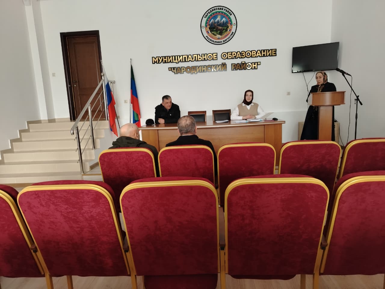 10 ноября 2025г прошла очередная комиссия в актовом зале администрации на оказании государственной социальной помощи на основании социального контракта.    Цель социального контракта - помочь малоимущим гражданам и многодетным семьям, чей доход ниже прожиточного минимума, преодолеть трудную жизненную ситуацию за счет финансовой поддержки и социальных услуг, но взамен граждан обязуется выполнить конкретные мероприятия: найти работу, открыть свое дело, развивать  свое хозяйство, пройти обучение  📝Заявление можно подать через портал госуслуг либо в Мфц.