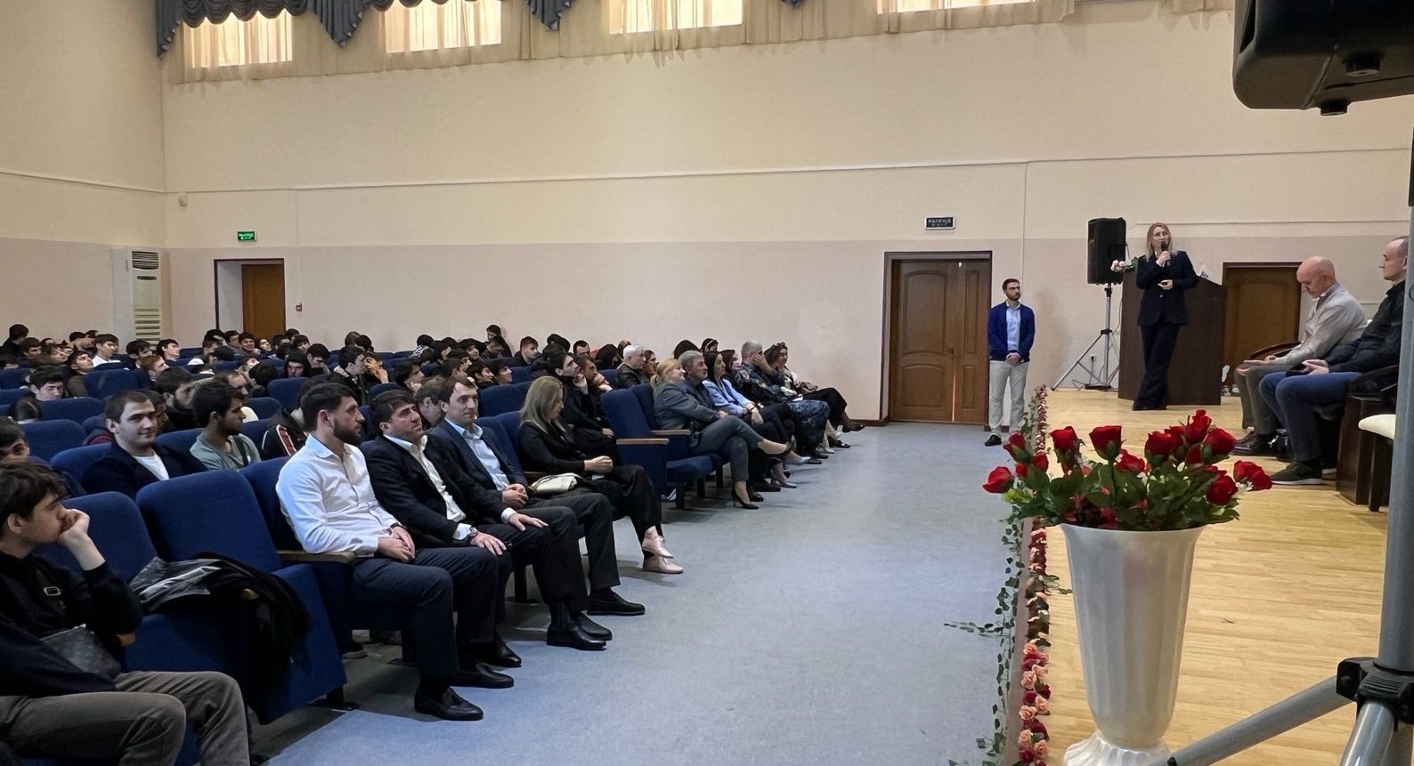 Сегодня, 27 октября 2025 года, в рамках межрегионального сотрудничества между органами Службы занятости населения Республики Дагестан и Красноярского края при взаимодействии в части организованного трудоустройства граждан за пределами региона  прошла большая ярмарка вакансий.     Мероприятие было организовано в Каспийске, на площадке ПО АНО «Энергетический колледж». Среди участников: студенты и выпускники организаций среднего профессионального образования: Колледжа машиностроения и сервиса имени С. Орджоникидзе, Дагестанского профессионально-педагогического колледжа, а также граждане, рассматривающие вахтовый метод работы.    Проведение кадровой миссии Красноярского края в Республике Дагестан обеспечено в соответствии с обращением исполняющего обязанности Председателя Правительства Красноярского края Сергея Владимировича Кузьмина в адрес Председателя Правительства Республики Дагестан Абдулмуслима Мухудиновича Абдулмуслимова об оказании содействия в привлечении работников из Республики Дагестан в связи с существующей кадровой потребностью в крае.     В составе делегации Красноярского края Республику Дагестан посетили руководитель Агентства труда и занятости населения Красноярского края Виктор Васильевич Новиков, начальник отдела стратегического развития и проектов ведомства Владислав Александрович Михальченко, а также представители АО «Русал Красноярский алюминиевый завод», которые презентовали деятельность предприятия и рассказали о том, в каких кадрах они нуждаются.    По оценкам экспертов, на период до 2031 года при реализации 122 инвестиционных проектов в Красноярском крае потребуется 159,9 тыс. человек для работы в различных сферах деятельности.     Гости Красноярского края ответили на все вопросы соискателей по имеющимся вакансиям. Обсуждались должностные обязанности и содержание работы, характер и условия труда по выбранной вакансии, размер зарплаты, наличие социально-бытовых условий. На рассмотрение соискателям на сегодняшний день было представлено более 600 вакансий.   Соискателям были выданы контакты и адреса предприятий для налаживания связи в случае решения их выезда в целях трудоустройства.  В целях расширения возможности трудоустройства безработных и незанятых граждан за пределами республики на площадке Кадрового центра г.Махачкалы заключено Соглашение об установлении межрегионального сотрудничества между Службой занятости населения Республики Дагестан и Красноярского края для укрепления и развития кооперации между регионами.